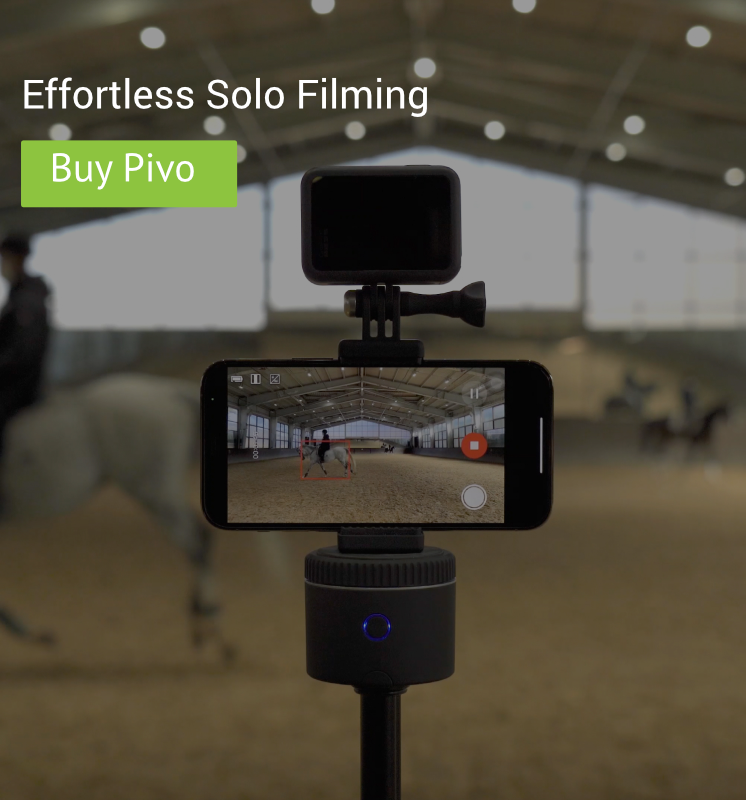 Pivo device with a mobile phone filming a horse in an arena